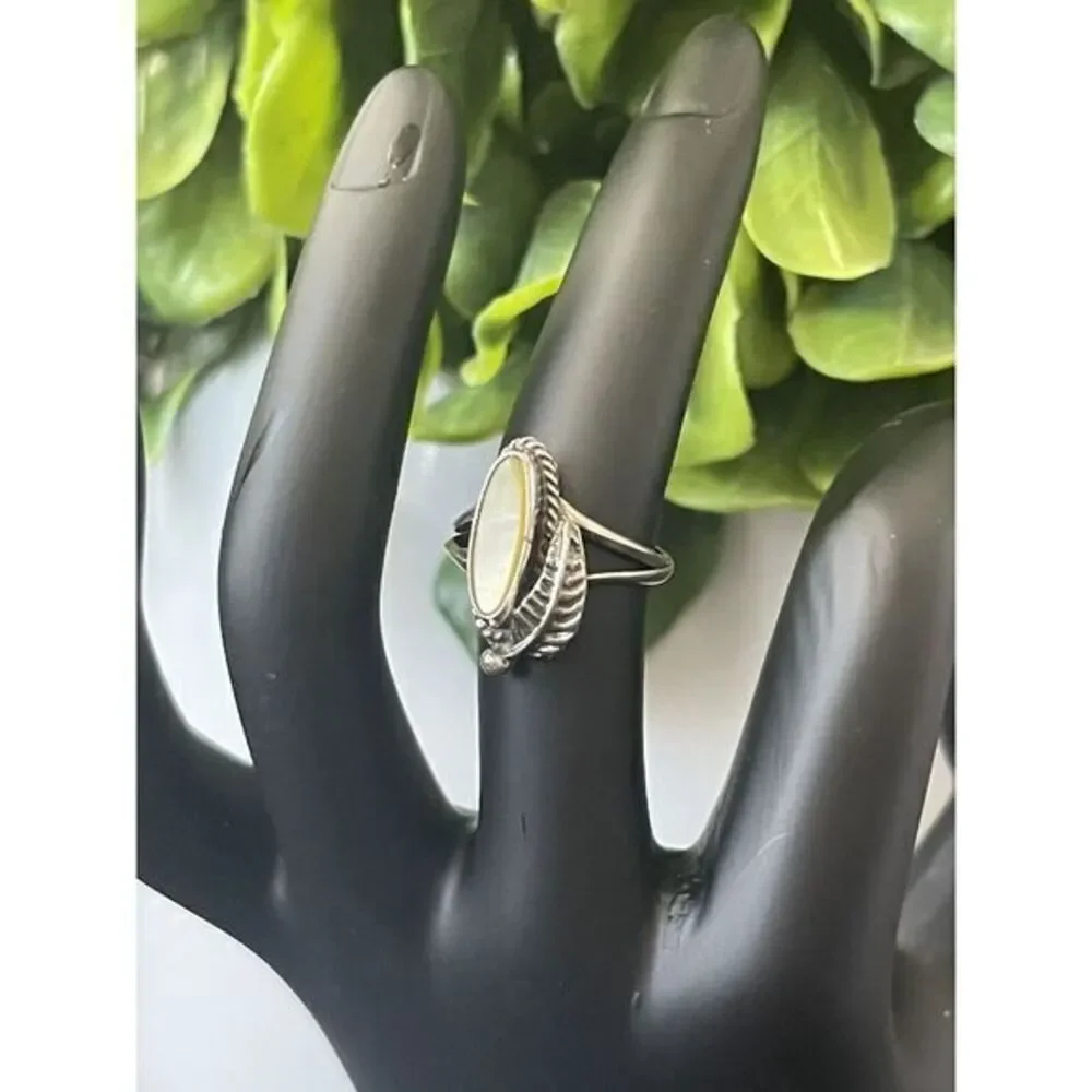 Vintage Navajo Feather and Mother Of Pearl Long Sterling‎ Silver Ring Size 5